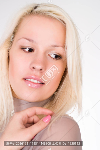 美妙的女孩在白色