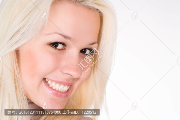 美妙的女孩在白色