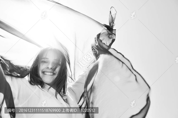 年輕女子在海灘上放松