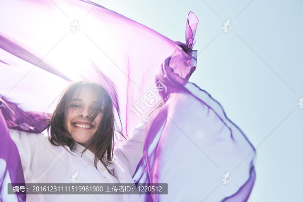 年輕女子在海灘上放松