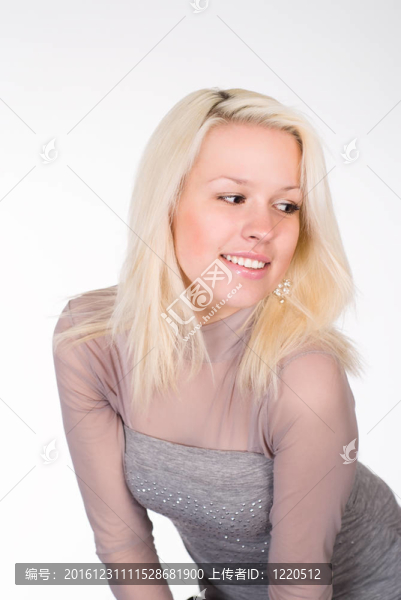 美妙的女孩在白色