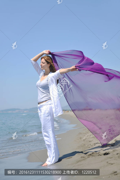 年輕女子在海灘上放松