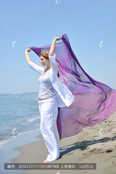 年輕女子在海灘上放松