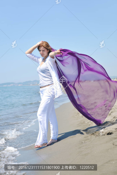 年輕女子在海灘上放松