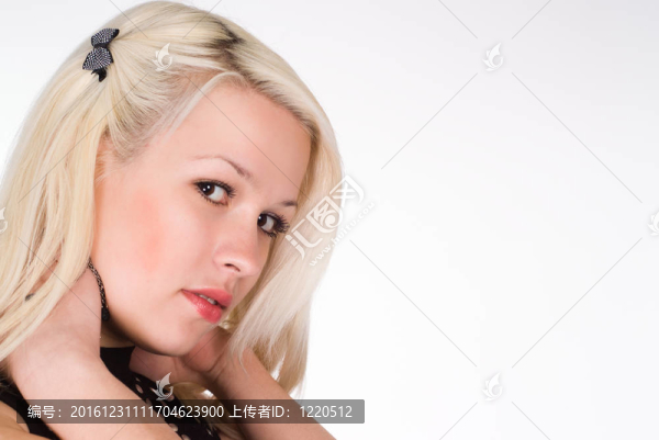 漂亮的女孩在白色