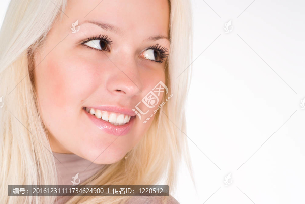美妙的女孩在白色