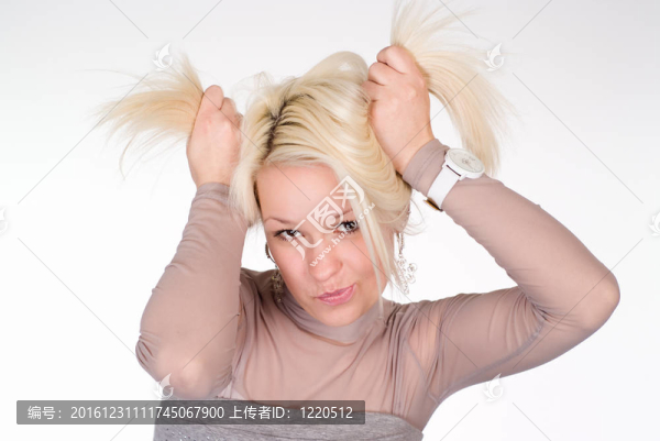 美妙的女孩在白色