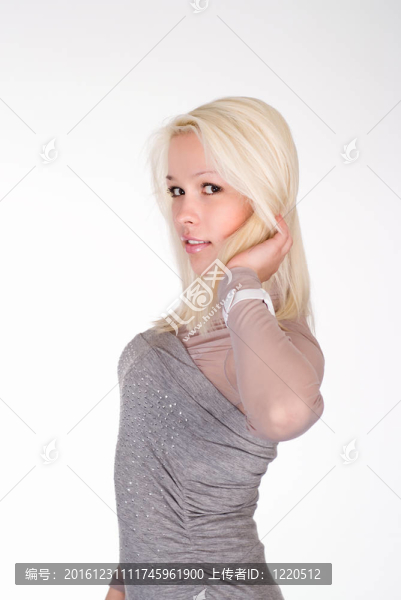 美妙的女孩在白色