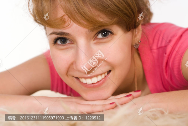 華麗的女孩在地板上