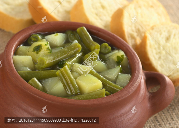 綠豆和面包在質(zhì)樸的碗土豆羊肉（選擇性聚焦；對(duì)火鍋的前焦點(diǎn)）