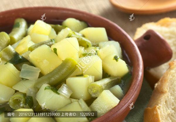 馬鈴薯綠豆火鍋在質(zhì)樸的碗邊上的面包（選擇性聚焦；在火鍋中綠豆焦點(diǎn)）