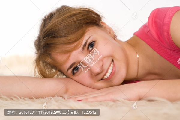 華麗的女孩在地板上