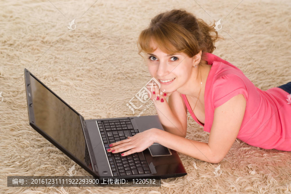 漂亮的女孩與筆記本電腦
