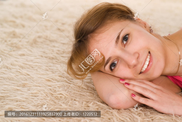 華麗的女孩在地板上