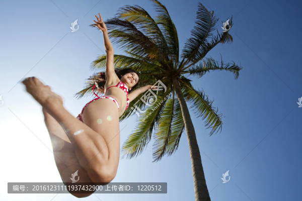 快樂的少年在棕櫚樹下微笑