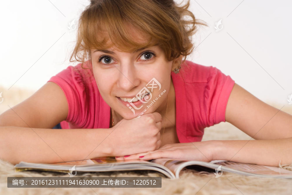 漂亮的女孩說謊