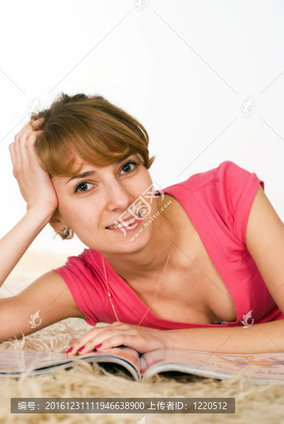 漂亮的女孩說謊