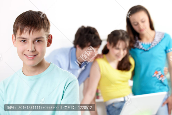 十幾歲的男孩