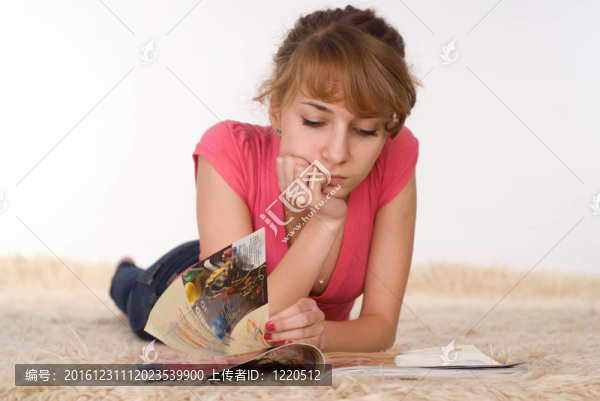 漂亮的女孩說謊