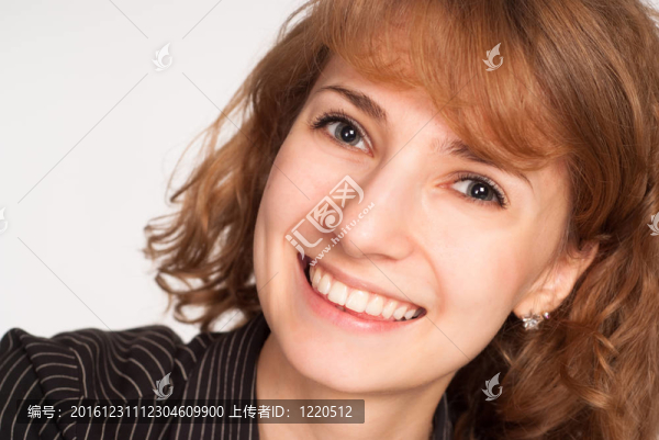 美妙的女孩在白色