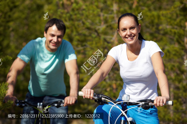 騎自行車的夫婦