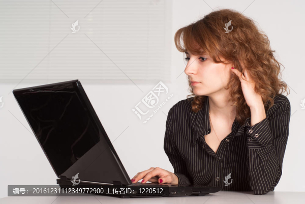 可愛的女孩與筆記本電腦