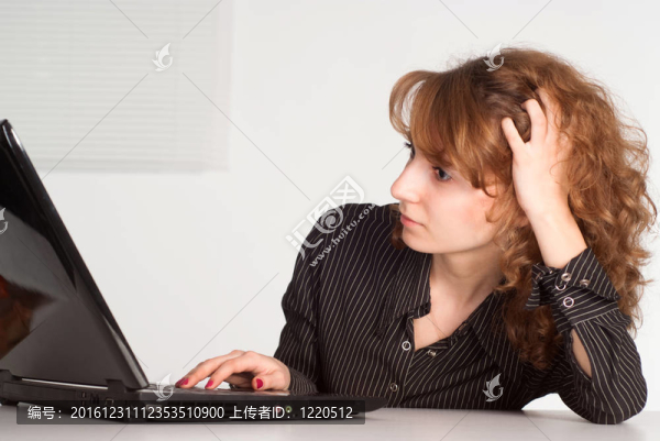 可愛(ài)的女孩與筆記本電腦