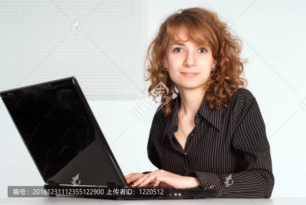 可愛(ài)的女孩與筆記本電腦