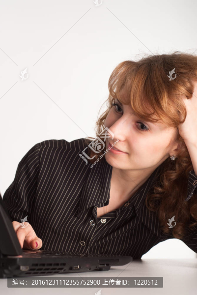 可愛的女孩與筆記本電腦