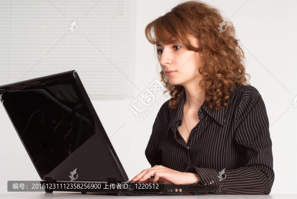 可愛的女孩與筆記本電腦