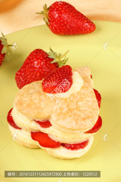 Strawberry和蛋奶凍油酥千層糕