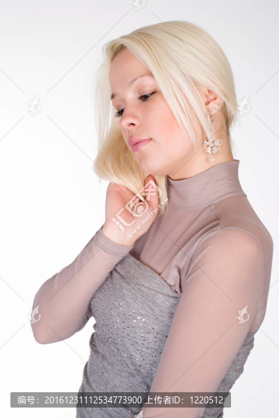 美妙的女孩在白色