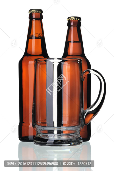 玻璃杯和兩瓶啤酒；分離