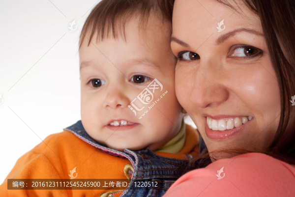 有趣的媽媽和嬰兒