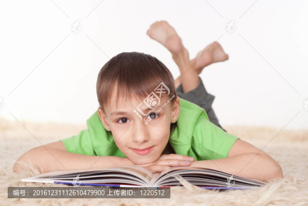 小孩看雜志