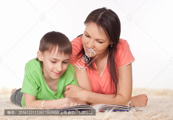 媽媽和兒子讀書
