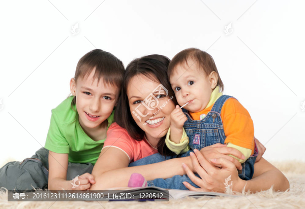媽媽帶著兒子和女兒