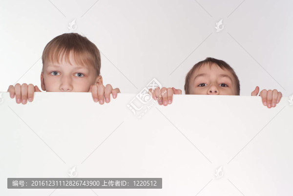 兩個(gè)男孩在董事會(huì)后面