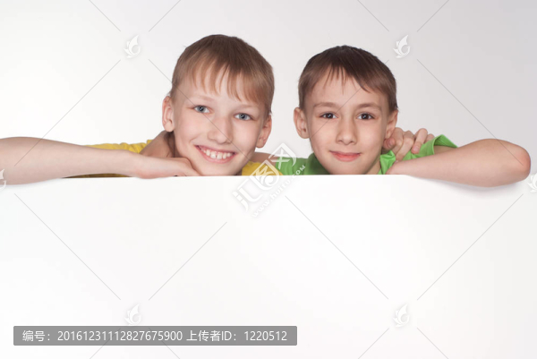 兩個(gè)男孩在董事會(huì)后面