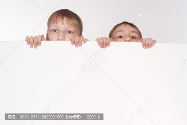兩個男孩在董事會后面