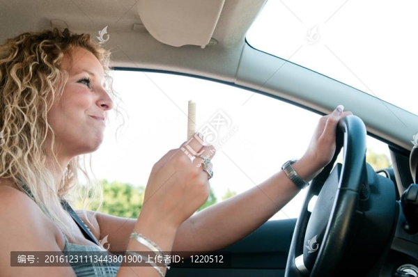 年輕女子邊開車邊吃甜食