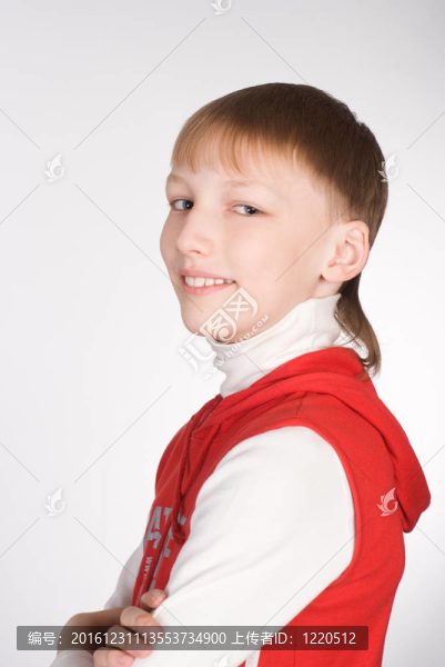小男孩微笑