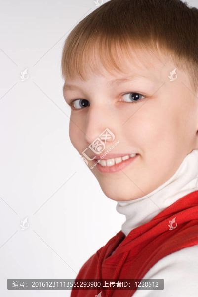 小男孩微笑