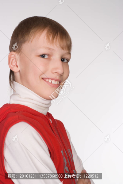 小男孩微笑