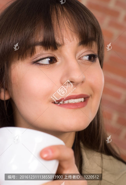漂亮女孩帶著杯子
