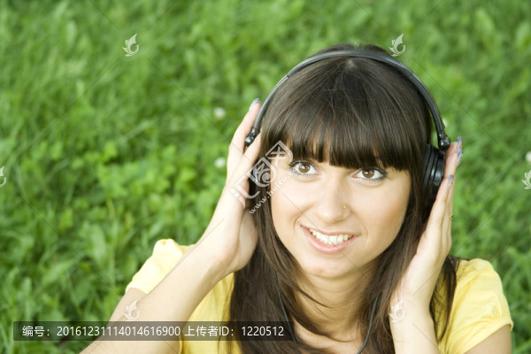 年輕女子聽音樂(lè)