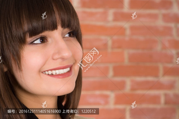女孩對著磚墻