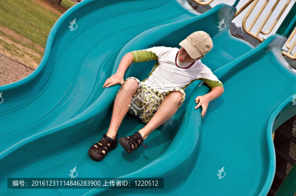 滑梯上的男孩