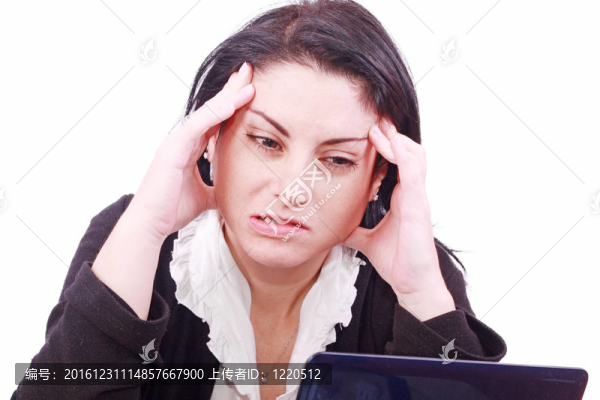 疲憊的年輕女性在辦公室工作時頭疼。白色隔離