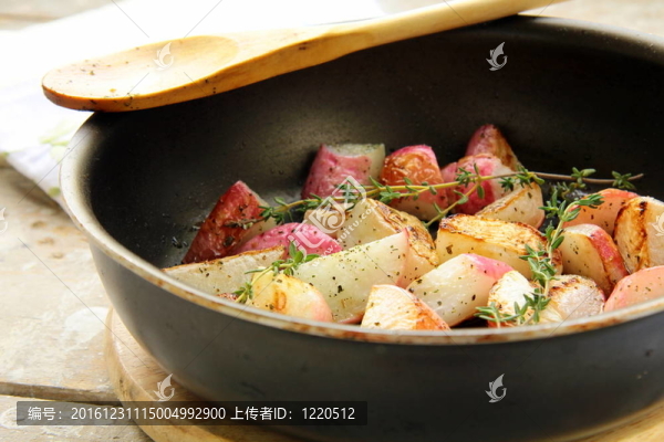 在鍋里加百里香炒蘿卜